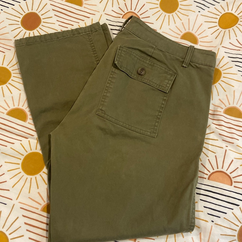 Womans gap cropped kickout khakis